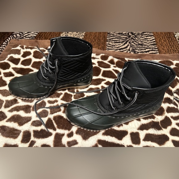 Magellan women’s boots, size 8, pet and smoke free home. - Picture 5 of 8